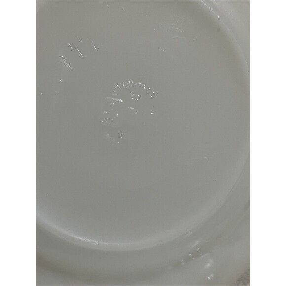 Vintage Anchor Hocking Golden Shell 10" Dinner Plate Milk Glass w/Gold Trim - Picture 7 of 8